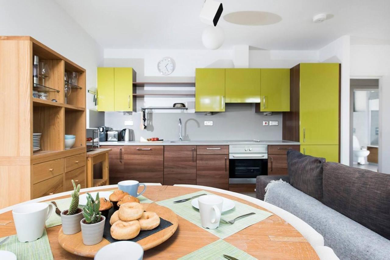 Stylish 2 Bedroom Flat With Balcony In Londres Exterior foto